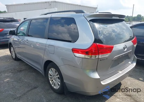 2011 Toyota Sienna Xle V6 z USA, uszkodzony, nr VIN 5TDYK3DC0BS068057